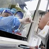 Nhân viên y tế lấy mẫu xét nghiệm COVID-19 cho người dân tại Bắc Kinh, Trung Quốc ngày 12/10/2022. (Ảnh: Kyodo/TTXVN)