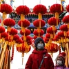 Người dân Bắc Kinh, Trung Quốc đeo khẩu trang phòng, chống COVID-19. (Ảnh: AFP/TTXVN)
