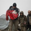 Chuyển thi thể một em nhỏ sau động đất ở thị trấn Jandaris, thành phố Afrin (Syria) ngày 6/2/2023. (Ảnh: AFP/TTXVN)