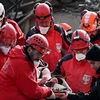 Lực lượng cứu hộ chuyển thi thể nạn nhân thiệt mạng sau trận động đất tại Kahramanmaras, Thổ Nhĩ Kỳ, ngày 7/2/2023. (Ảnh: AFP/TTXVN) 