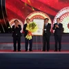 Phó Thủ tướng Chính phủ Trần Lưu Quang trao Quyết định của Thủ tướng Chính phủ công nhận thành phố Kon Tum là Đô thị loại II trực thuộc tỉnh Kon Tum. (Ảnh: Khoa Chương/TTXVN)