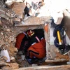 Lực lượng cứu hộ tìm kiếm nạn nhân tại hiện trường đổ nát sau trận động đất ở Antakya, tỉnh Hatay, Thổ Nhĩ Kỳ, ngày 9/2/2023. (Ảnh: THX/TTXVN)