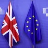 Quốc kỳ Anh (trái) và cờ Liên minh châu Âu (EU). (Ảnh: AFP/TTXVN)