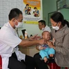 Nhân viên y tế tuyến xã thuộc tỉnh Gia Lai khám bệnh cho người dân khu vực biên giới. (Ảnh: Hồng Điệp/TTXVN)