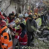 Nhân viên cứu hộ đưa nạn nhân ra khỏi đống đổ nát. (Nguồn: AFP)