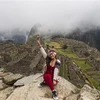 Khách du lịch chụp ảnh lưu niệm tại Thành cổ Machu Picchu thuộc tỉnh Cusco, Peru ngày 2/11/2020. (Ảnh: AFP/TTXVN)