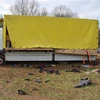 Chiếc xe tải chở 18 người di cư tử vong được phát hiện gần làng Lokorsko ở Bulgaria ngày 17/2/2023. (Ảnh: AFP/TTXVN)