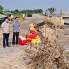 Lãnh đạo Sở Sở Nông nghiệp Phát triển Nông thôn tỉnh Bạc Liêu và thành phố Bạc Liêu kiểm tra thực tế sạt lở đê Biển Đông. (Ảnh: Tuấn Kiệt/TTXVN)