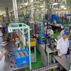 Công nhân làm việc tại dây chuyền sản xuất linh kiện ôtô, xe máy tại Khu công nghiệp Thăng Long. (Ảnh: Danh Lam/TTXVN) 