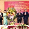Bí thư Thành ủy Hà Nội Đinh Tiến Dũng chúc mừng ngành Y tế thủ đô. (Ảnh: TTXVN)