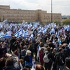 Dòng người biểu tình tiến về tòa nhà Quốc hội Israel hôm 13/2. (Ảnh: Vũ Hội/TTXVN)
