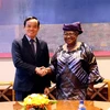 Phó Thủ tướng Trần Lưu Quang và Tổng Giám đốc WTO Okonjo-Iweala. (Ảnh: Tố Uyên/TTXVN) 