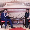 Phó Chủ tịch Ủy ban Nhân dân Thành phố Hồ Chí Minh Dương Anh Đức (phải) tiếp ông Olivier Becht (trái), Bộ trưởng đặc trách Ngoại thương, thu hút kinh tế và công dân Pháp ở nước ngoài. (Ảnh: Xuân Khu/TTXVN)