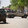 Binh sỹ phong tỏa hiện trường một vụ tấn công ở Ouagadougou, Burkina Faso. (Ảnh: AFP/TTXVN)