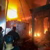 Một số ngôi nhà bị thiêu rụi trong vụ hỏa hoạn tại một trạm nhiên liệu ở Plumpang, phía Bắc thủ đô Jakarta, Indonesia, ngày 3/3/2023. (Ảnh: AFP/TTXVN)