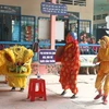 [Photo] Đội lân 'tóc dài' làm việc thiện ở tỉnh Vĩnh Long