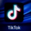 Biểu tượng của mạng xã hội TikTok trên màn hình máy tính bảng. (Ảnh: AFP/TTXVN)