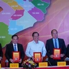 Lãnh đạo các tỉnh, thành vùng Đồng bằng sông Cửu Long và Thành phố Hồ Chí Minh ký kết hợp tác phát triển kinh tế-xã hội. (Ảnh: Công Trí/TTXVN)