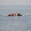 Người di cư lênh đênh trên biển sau khi vượt biển Aegean từ Thổ Nhĩ Kỳ. (Ảnh: AFP/TTXVN)