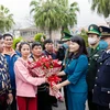 Lãnh đạo thành phố Móng Cái tặng hoa chúc mừng các đoàn khách quốc tế. (Ảnh: TTXVN phát)