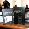 Một tập trong bộ Đại Việt sử ký toàn thư bằng tiếng Nga (bìa phải) và một công trình khoa học khác của ông Andrey Lvovich Fedorin. (Ảnh: Quang Vinh/TTXVN)