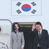 Tổng thống Hàn Quốc Yoon Suk Yeol (phải) và phu nhân lên máy bay trong chuyến thăm Nhật Bản tại căn cứ không quân ở Seongnam, phía Nam Seoul, ngày 16/3/2023. (Ảnh: YONHAP/TTXVN)