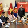 Phó Chủ tịch thường trực Quốc hội Trần Thanh Mẫn thăm và nói chuyện thân mật với cán bộ, nhân viên Đại sứ quán Việt Nam tại Tây Ban Nha. (Ảnh: Thu Hà/TTXVN)