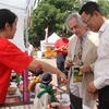 Đại sứ Việt Nam tại Argentina và Thứ trưởng Ngoại giao nước chủ nhà Pablo Tettamanti thăm gian hàng Việt Nam tại hội chợ. (Ảnh: Ngọc Tùng/TTXVN)