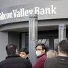 Người dân tập trung bên ngoài trụ sở ngân hàng Silicon Valley Bank (SVB) ở California, Mỹ ngày 13/3/2023. (Ảnh: THX/TTXVN)