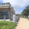 Những ngôi nhà khang trang của các hộ dân nhờ được ông Dương Văn Quảng hiến tặng đất. (Ảnh: Đinh Hương/TTXVN)