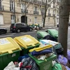 Theo thông tin từ Tòa thị chính Paris, hiện lượng rác thải ùn ứ trên các đường phố đã lên tới 9.300 tấn. (Ảnh: Thu Hà/TTXVN)