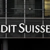 Biểu tượng ngân hàng Credit Suisse (trái) và UBS tại Basel, Thụy Sĩ. (Ảnh: AFP/TTXVN)
