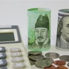 Đồng won (trái) của Hàn Quốc và đồng USD tại Seoul, Hàn Quốc. (Ảnh: Yonhap/TTXVN)