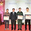 Đại sứ Nguyễn Huy Tăng (thứ hai, từ trái sang) trao giải cho đại diện các đội bóng đoạt giải trong giải bóng đá giao hữu. (Ảnh: Hoàng Minh/TTXVN)