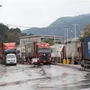 Phương tiện chở hàng hóa xuất nhập khẩu qua cửa khẩu quốc tế Hữu Nghị, tỉnh Lạng Sơn. (Ảnh: Quang Duy/TTXVN)