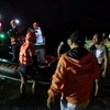 Lực lượng cứu hộ Philippines làm nhiệm vụ tại hiện trường vụ cháy phà chở khách ở khu vực đảo Baluk-Baluk thuộc thị trấn Hadji Muhammad, tỉnh Basilan, tối 29/3/2023. (Ảnh: Rappler/TTXVN)