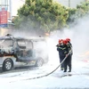 Lực lượng cảnh sát Phòng phòng cháy, chữa cháy và cứu nạn, cứu hộ (Công an tỉnh Điện Biên) tham gia dập lửa, khống chế vụ cháy. (Ảnh: TTXVN phát)