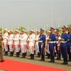Phó Thủ tướng, Bộ trưởng Bộ Quốc phòng Campuchia Samdech Tea Banh duyệt đội quân nhạc tại buổi lễ. (Ảnh: Hoàng Minh/TTXVN)