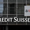 Logo ngân hàng Thụy Sĩ UBS và Credit Suisse tại Basel. (Ảnh: AFP/TTXVN)
