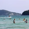 Khách du lịch tắm biển tại Bãi Sao, phường An Thới, thành phố Phú Quốc, Kiên Giang. (Ảnh: Lê Huy Hải/TTXVN)