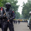 Cảnh sát gác bên ngoài đồn cảnh sát ở thành phố Bandung, Indonesia, sau vụ đánh bom ngày 7/12/2022. (Ảnh: AFP/TTXVN)