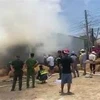 Lực lượng chức năng tích cực chữa cháy tại kho chứa rơm nhà ông Trần Sa Phol. (Ảnh: TTXVN phát)