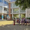 Học sinh Trường Tiểu học Cái Khế 2 xếp hàng chờ phụ huynh đón sau giờ buổi sáng 5/4. (Ảnh: Thanh Liêm/TTXVN)