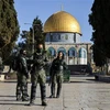 Cảnh sát Israel gác tại khu vực đền Al-Aqsa (mà Israel gọi là Núi Đền) ở Jerusalem ngày 5/4/2023. (Ảnh: AFP/TTXVN)