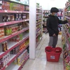 ​Người dân mua hàng tại một siêu thị ở thủ đô Vientiane, Lào. (Ảnh: Phạm Kiên/TTXVN)