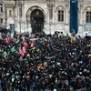 Người dân tham gia cuộc biểu tình phản đối luật cải cách hưu trí tại Paris, Pháp, ngày 30/3/2023. (Ảnh: AFP/TTXVN)
