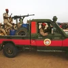 Các thành viên Lực lượng hỗ trợ nhanh (RSF) tuần tra tại làng Qarri, cách thủ đô Khartoum của Sudan 90km về phía Bắc. (Ảnh: AFP/TTXVN)
