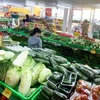Quầy bán thực phẩm, rau củ trong một siêu thị tại quận Phú Nhuận, Thành phố Hồ Chí Minh. (Ảnh: Hồng Đạt/TTXVN)