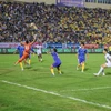 Pha phá bóng trước khung thành trong trận đấu giữa Câu lạc bộ Thép Xanh Nam Định và Câu lạc bộ Khánh Hòa. (Ảnh: Công Luật/TTXVN)