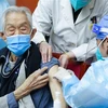 Nhân viên y tế tiêm vaccine ngừa COVID-19 cho người cao tuổi tại Bắc Kinh, Trung Quốc, ngày 18/4/2022. (Ảnh: THX/TTXVN)